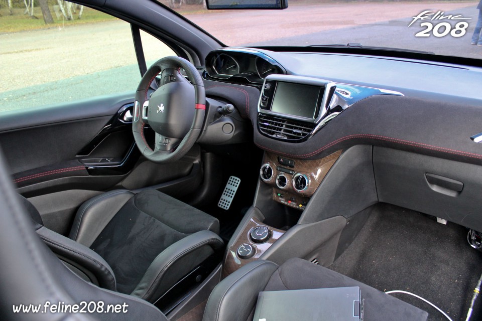 Photo habitacle Peugeot 208 HYbrid FE - Essais à Mortefontaine - Octobre 2013 - 1-040
