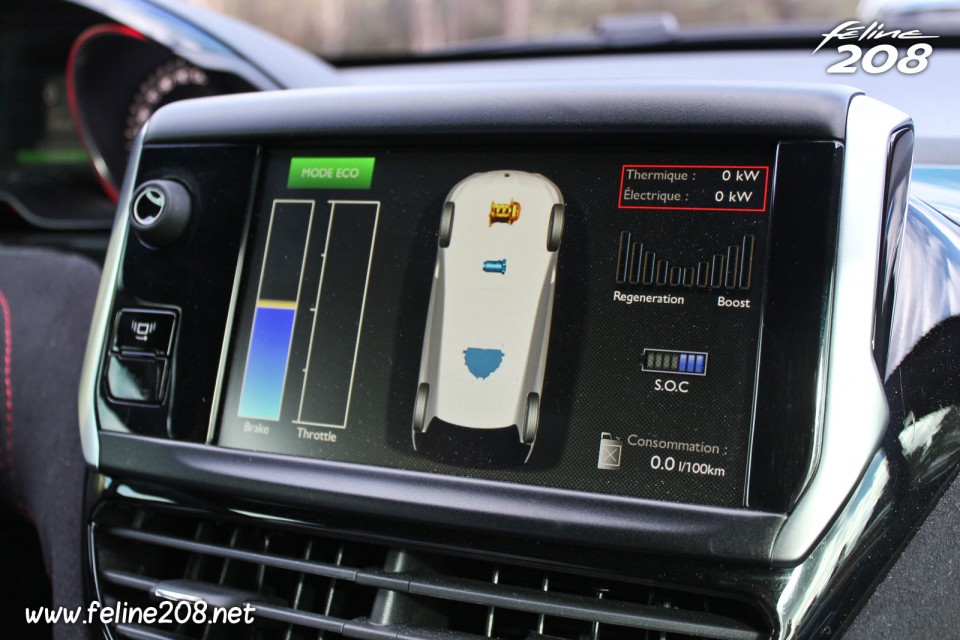 Photo écran tactile ordinateur de bord Peugeot 208 HYbrid FE - Essais à Mortefontaine - Octobre 2013 - 1-049