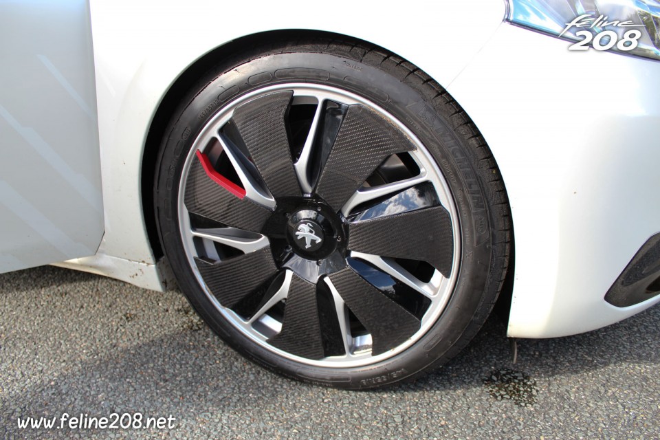 Photo jante alliage carbone 19" Peugeot 208 HYbrid FE - Essais à Mortefontaine - Octobre 2013 - 1-053