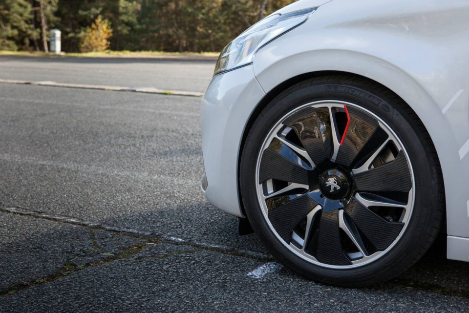 Photo Peugeot 208 HYbrid FE - Essais à Mortefontaine - Octobre 2013 - 2-002