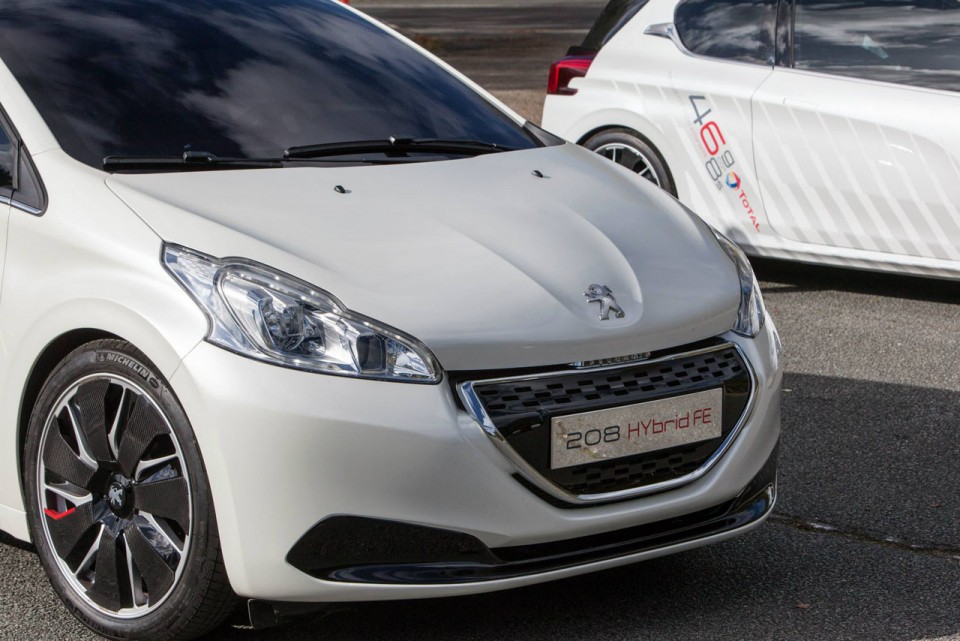 Photo Peugeot 208 HYbrid FE - Essais à Mortefontaine - Octobre 2013 - 2-011
