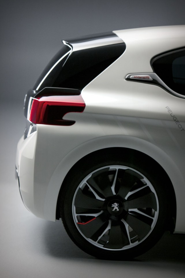 Peugeot 208 HYbrid FE - Photo officielle - 4-025