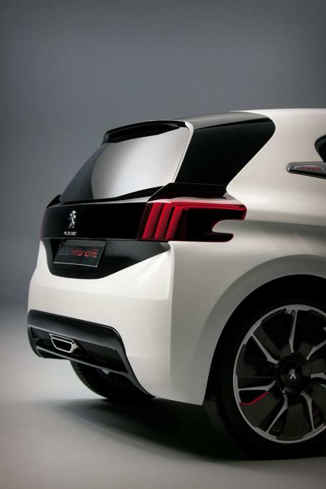 Peugeot 208 HYbrid FE - Photo officielle - 4-026