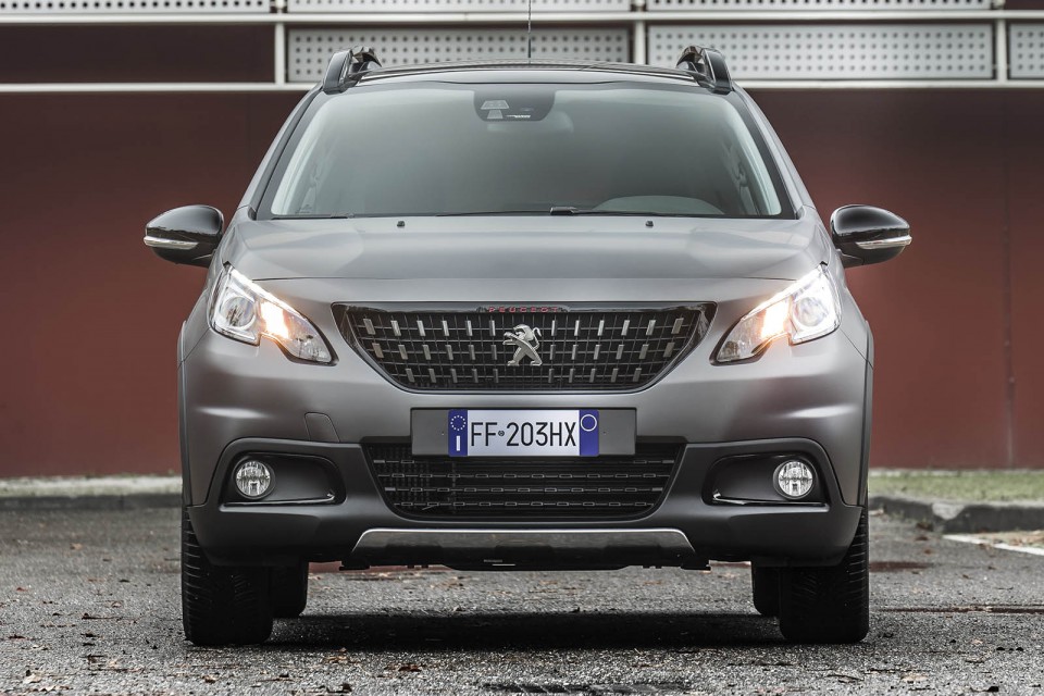 Photo face avant Peugeot 2008 Black Matt - Italie (2017)