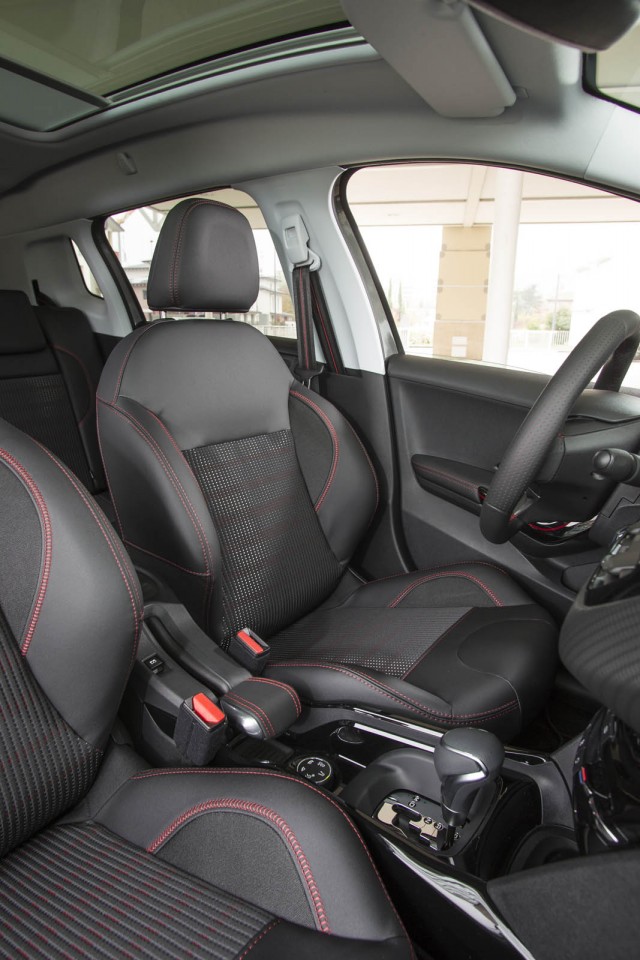 Photo sièges avant Peugeot 2008 Black Matt - Italie (2017)