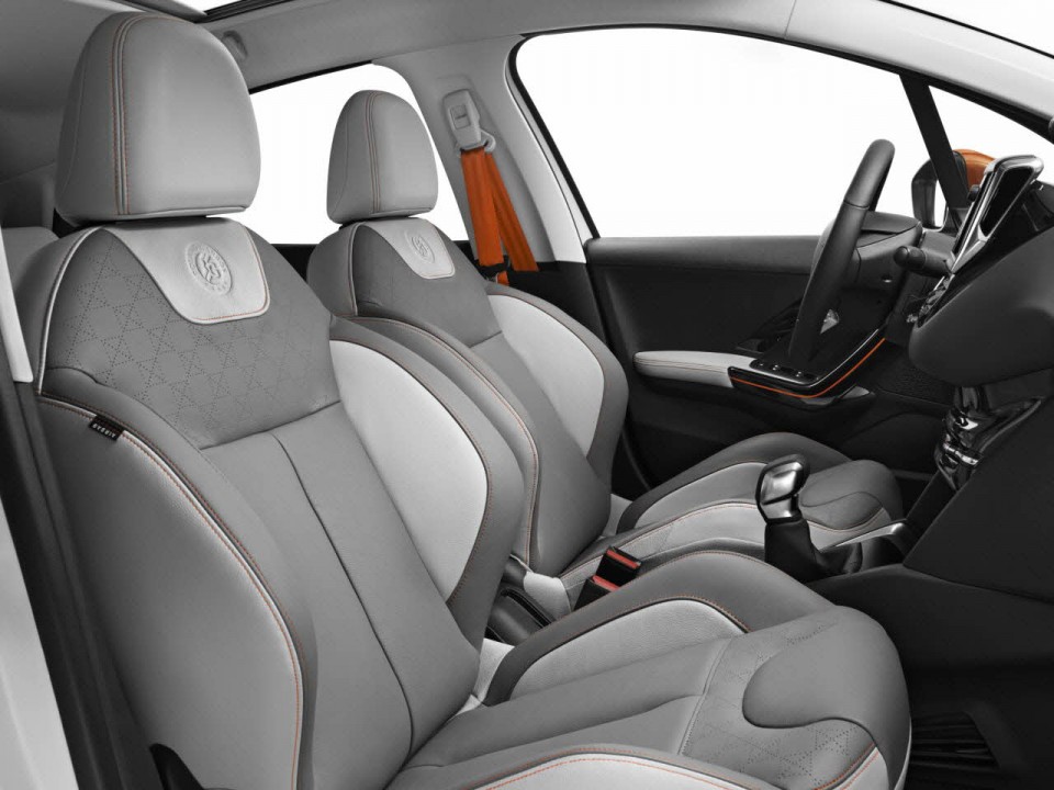 Photo intérieur cuir Peugeot 208 Roland Garros Blanc Perle Nacr