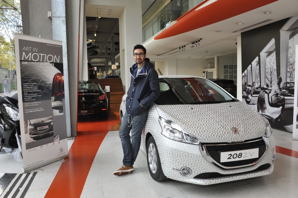 Zlatan Vehabović et la Peugeot 208 ZV (2012) - Peugeot Paris Grande Armée - 001