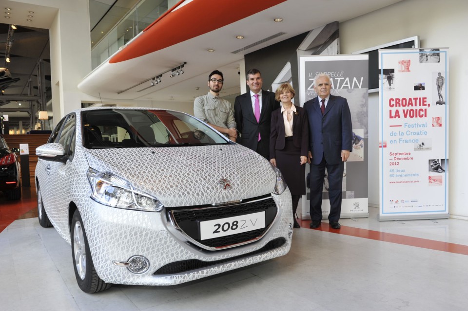 Peugeot 208 ZV (2012) - Peugeot Paris Grande Armée - 004