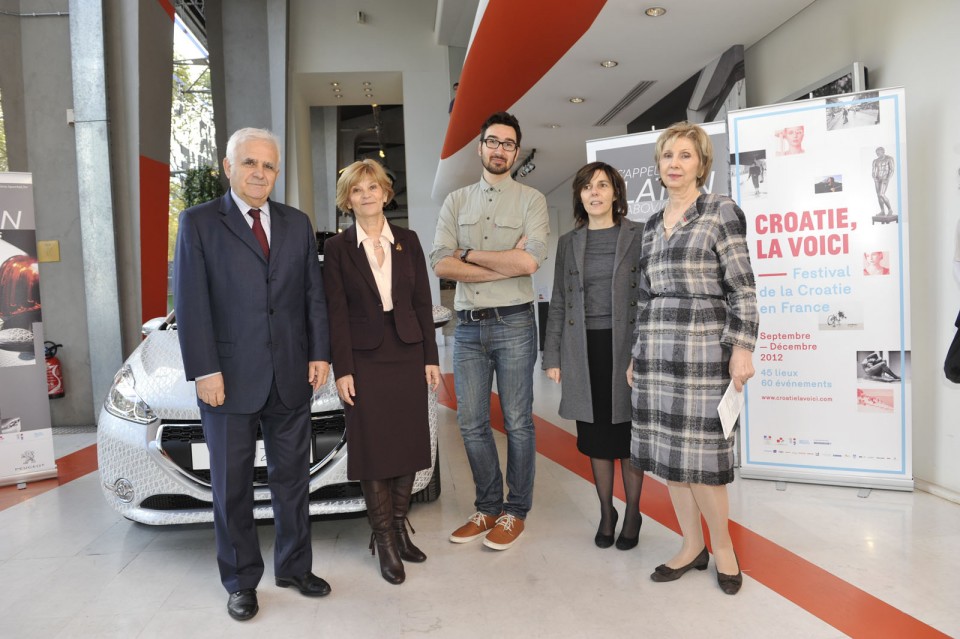 Peugeot 208 ZV (2012) - Peugeot Paris Grande Armée - 005