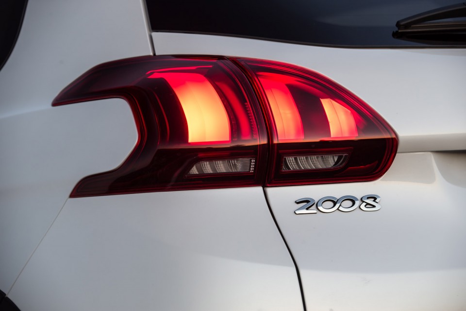 Photo feu arrière LED Peugeot 2008 GT Line restylée Blanc Nacr