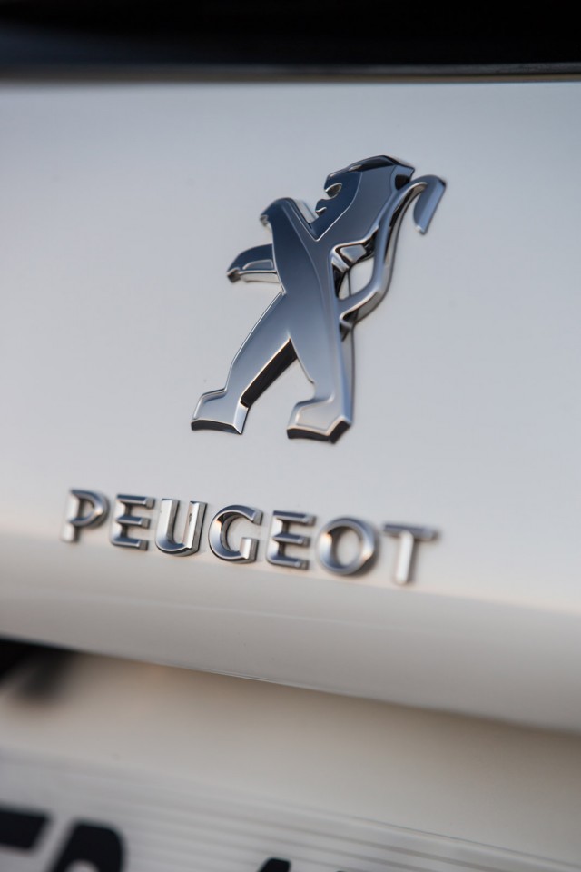 Photo sigle Peugeot 2008 GT Line restylée Blanc Nacré - Essais