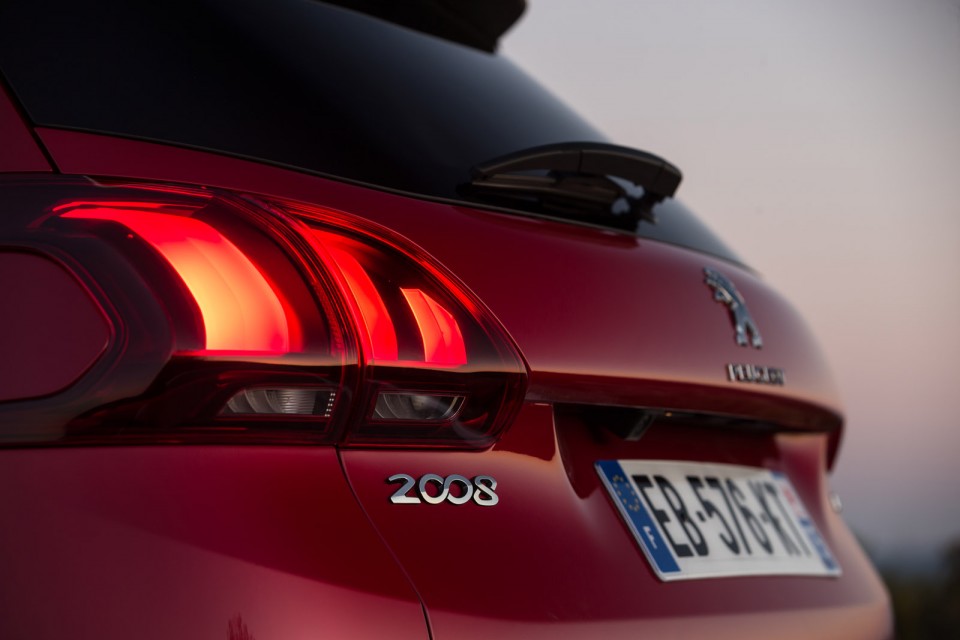 Photo feu arrière LED Peugeot 2008 Allure restylée Rouge Ultim