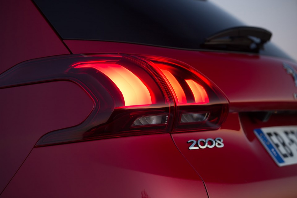 Photo feu arrière LED Peugeot 2008 Allure restylée Rouge Ultim