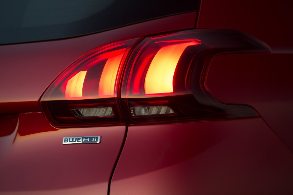 Photo feu arrière LED Peugeot 2008 Allure restylée Rouge Ultim