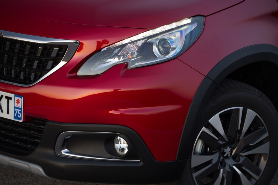 Photo projecteur avant Peugeot 2008 Allure restylée Rouge Ultim