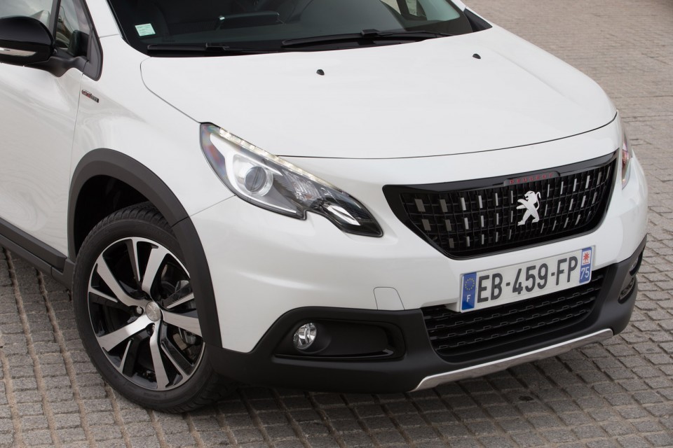 Photo bouclier avant Peugeot 2008 GT Line restylée Blanc Nacré