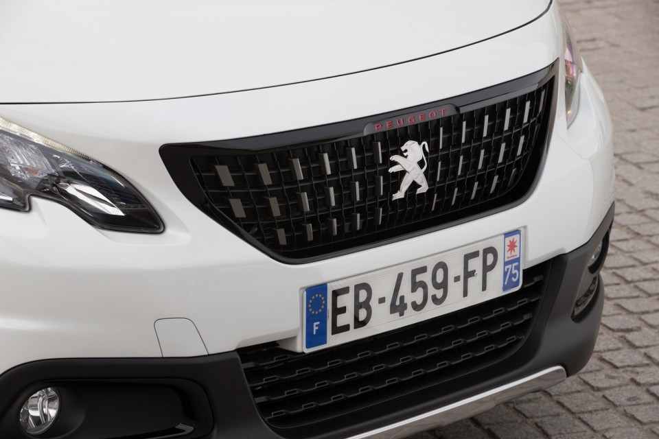 Photo calandre avant Peugeot 2008 GT Line restylée Blanc Nacré