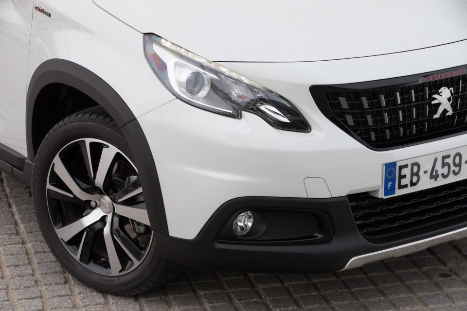 Photo phare avant Peugeot 2008 GT Line restylée Blanc Nacré -