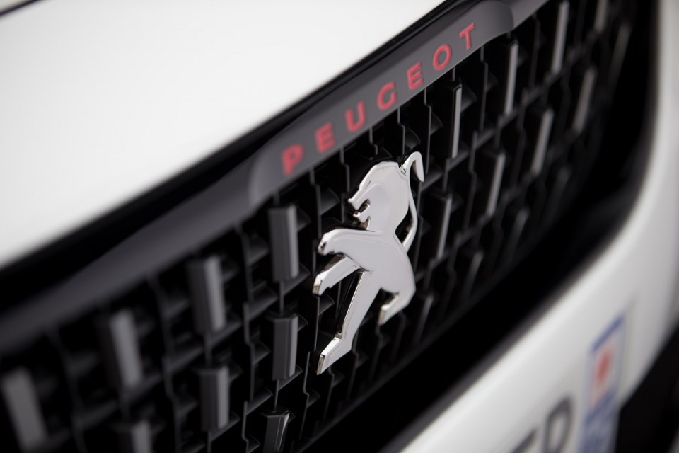 Photo calandre avant Peugeot 2008 GT Line restylée Blanc Nacré