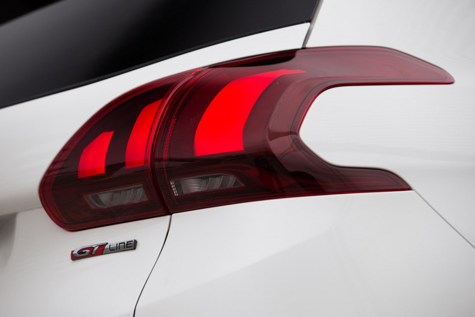 Photo feu arrière LED Peugeot 2008 GT Line restylée Blanc Nacr