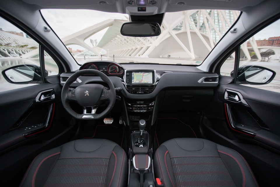 Photo intérieur Peugeot 2008 GT Line restylée Blanc Nacré - E