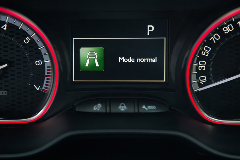 Photo Grip Control Peugeot 2008 GT Line restylée Blanc Nacré -