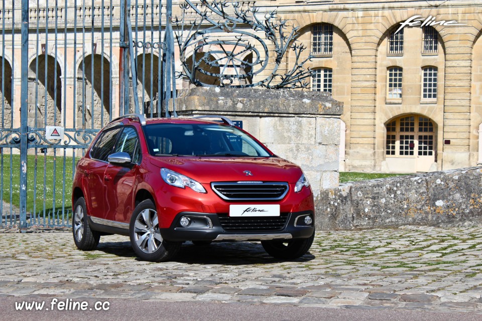 Photo Peugeot 2008 Allure - 1.2 PureTech 110 BVM5 - Orange Tourm