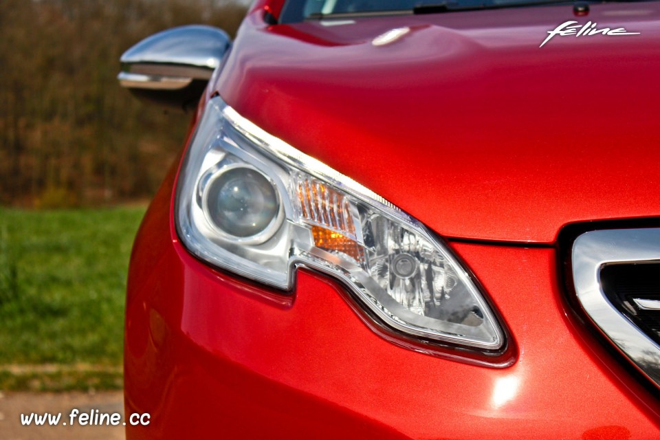 Photo phare avant LED Peugeot 2008 Allure - 1.2 PureTech 110 BVM