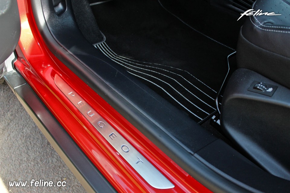 Photo seuil de porte aluminium brossé Peugeot 2008 Allure - 1.2
