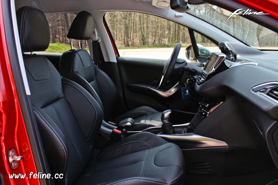 Photo intérieur cuir perforé Claudia noir Mistral Peugeot 2008
