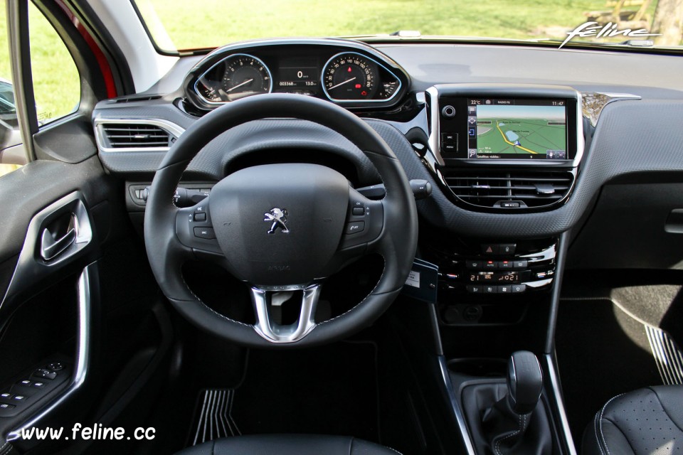 Photo volant croute de cuir Peugeot 2008 Allure - 1.2 PureTech 1