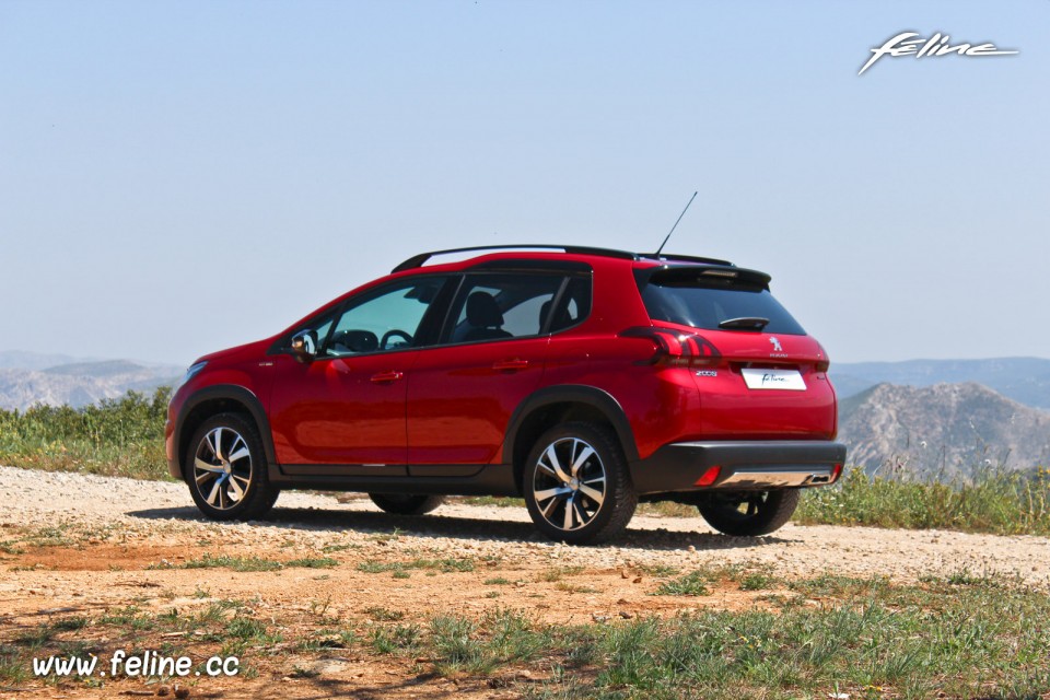 Photo 3/4 arrière Peugeot 2008 GT Line restylée Rouge Ultimate