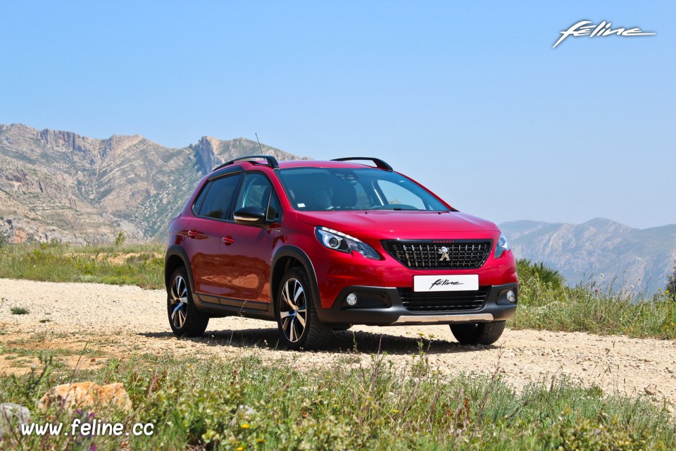 Photo 3/4 avant Peugeot 2008 GT Line restylée Rouge Ultimate (2