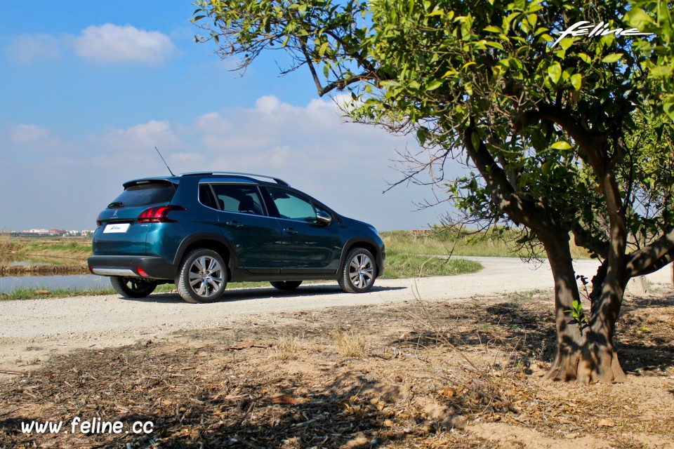 Photo 3/4 arrière Peugeot 2008 restylée Emerald Crystal (2016)