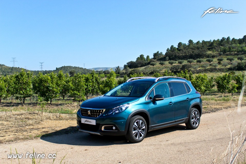 Photo 3/4 avant Peugeot 2008 restylée Emerald Crystal (2016)