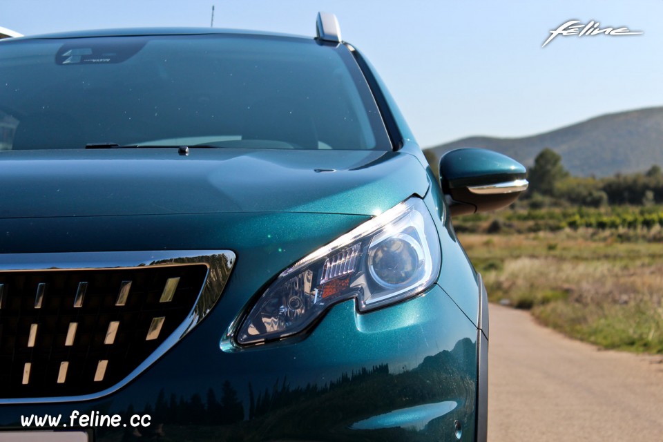 Photo phare avant LED Peugeot 2008 restylée (2016)