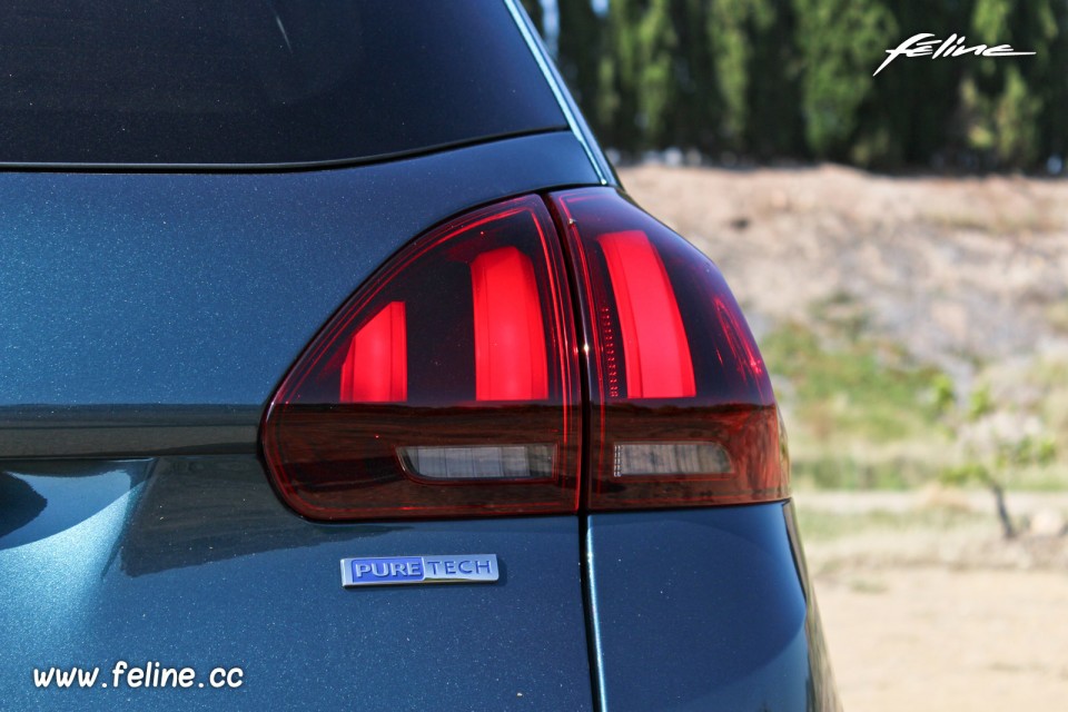 Photo sigle PureTech Peugeot 2008 restylée (2016)