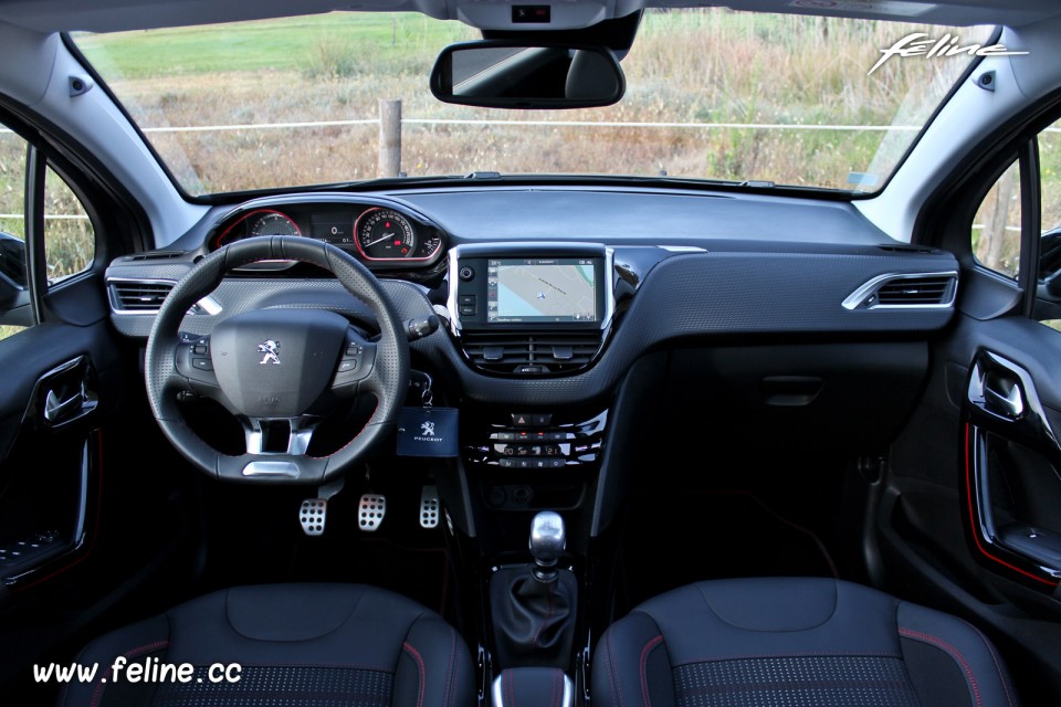 Photo tableau de bord Peugeot 2008 GT Line restylée (2016)