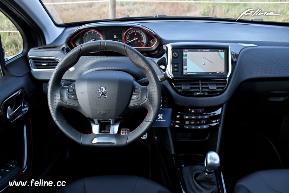 Photo poste de conduite i-Cockpit Peugeot 2008 GT Line restylée