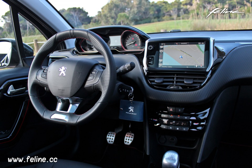 Photo volant cuir Peugeot 2008 GT Line restylée (2016)