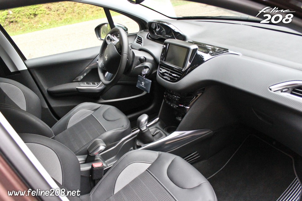 Intérieur mi-TEP / Maille Oxford noir Mistral Peugeot 2008 Allure - Essais Peugeot 2008 - Mai 2013 - 1-044