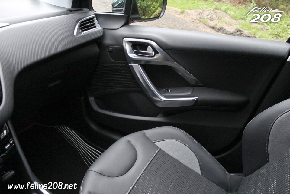 Siège et porte passager Peugeot 2008 Allure - Essais Peugeot 2008 - Mai 2013 - 1-051