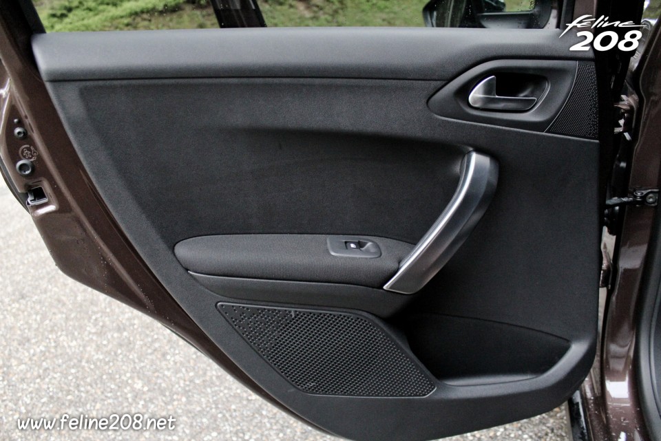 Panneau de porte arrière Peugeot 2008 Allure - Essais Peugeot 2008 - Mai 2013 - 1-053