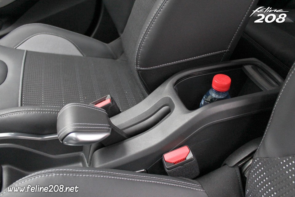 Frein à main et console centrale Peugeot 2008 Allure - Essais Peugeot 2008 - Mai 2013 - 1-055
