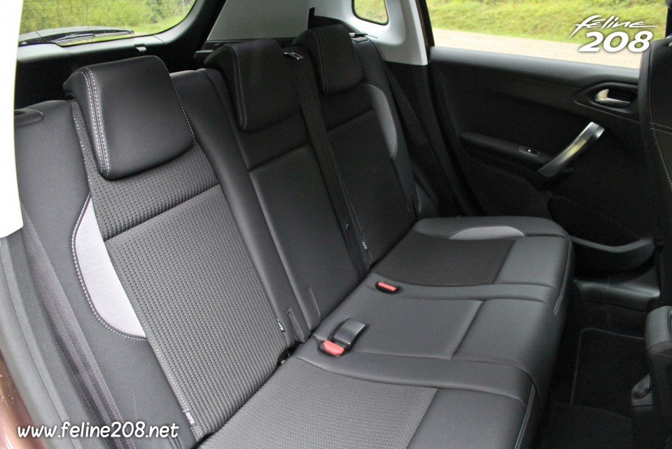 Banquette arrière Peugeot 2008 Allure - Essais Peugeot 2008 - Mai 2013 - 1-060