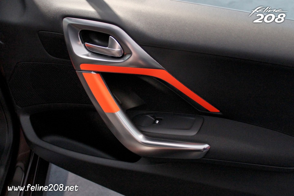 Poignée de porte Pack Downtown Orange Peugeot 2008 Allure - Essais Peugeot 2008 - Mai 2013 - 1-074