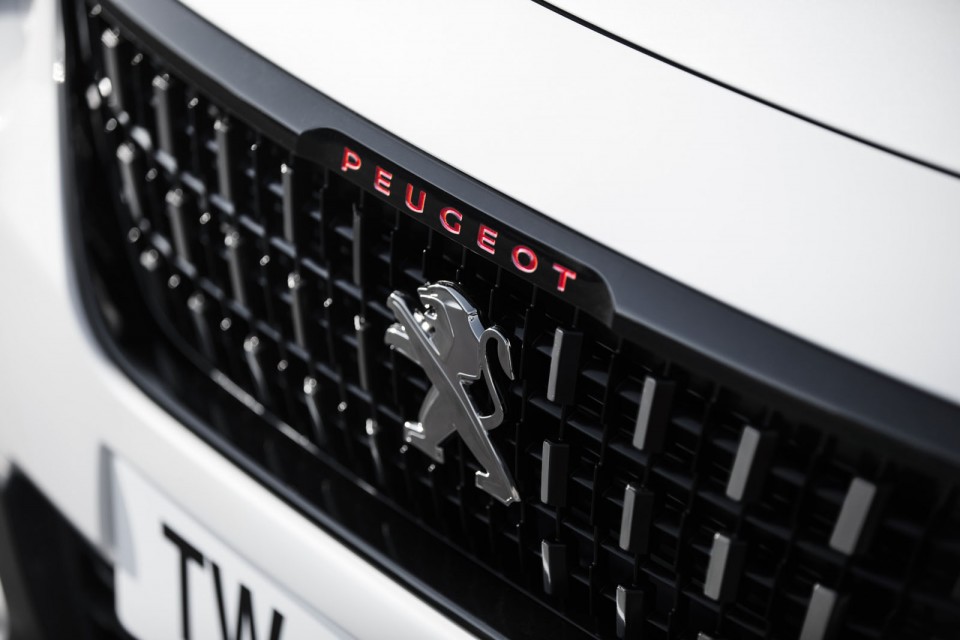 Photo détail calandre avant Peugeot 2008 GT Line restylée (201