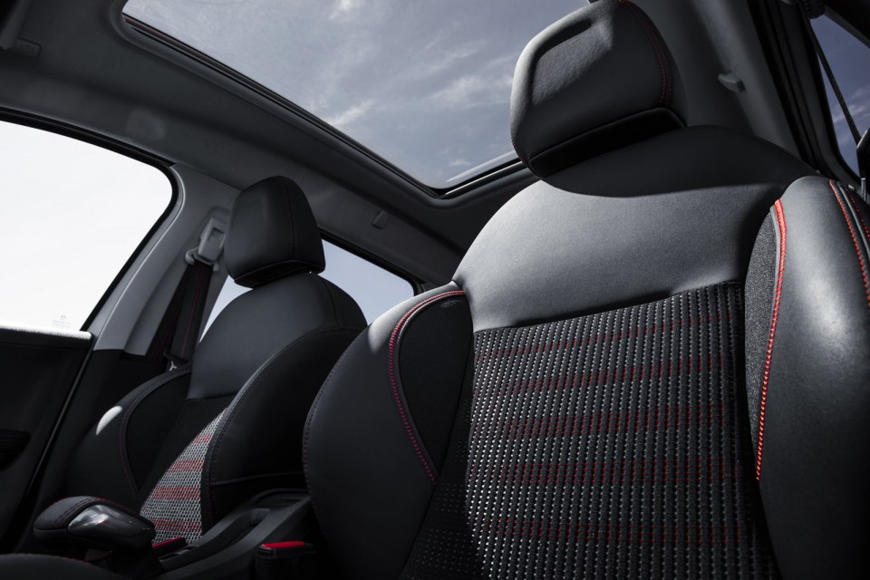 Photo sièges avant Peugeot 2008 GT Line restylée (2016)