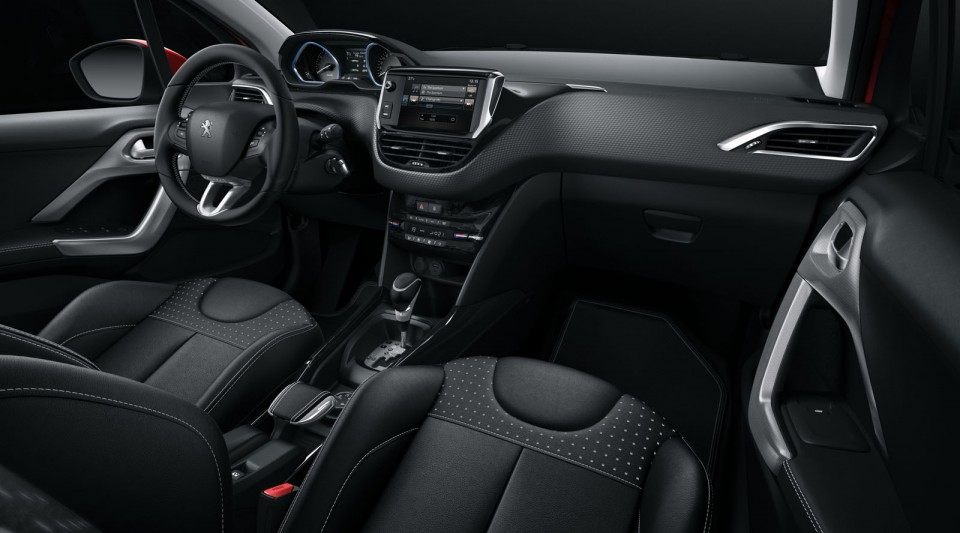 Photo intérieur cuir noir Peugeot 2008 restylée (2016)