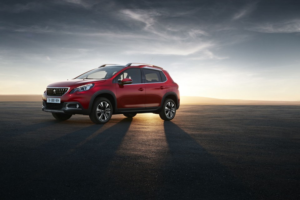 Photo 3/4 avant Peugeot 2008 Rouge Ultimate restylée (2016)